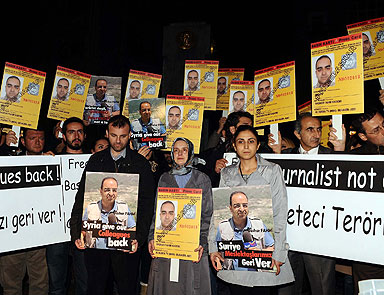 Gazeteciler yine Kadumi için toplandı
