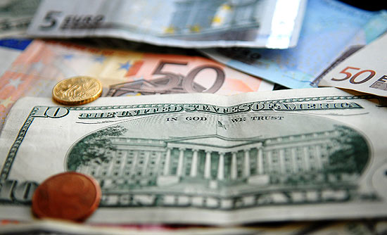 Euro/dolar paritesi 1,3270i aştı
