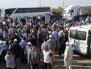 Hacı adayları Silopide yolu trafiğe kapattı