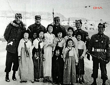 Korede Türk askerler çocuklara sahip çıkmış