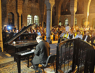 Ermeni kilisesinde 97 yıl sonra ilk konser