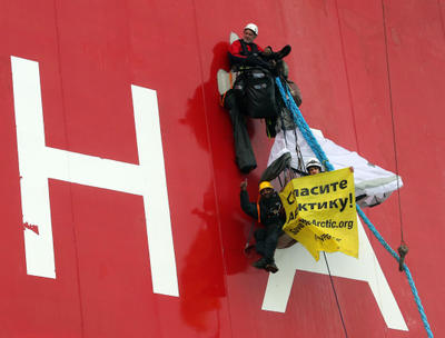 Greenpeace Rus petrol platformunu bastı