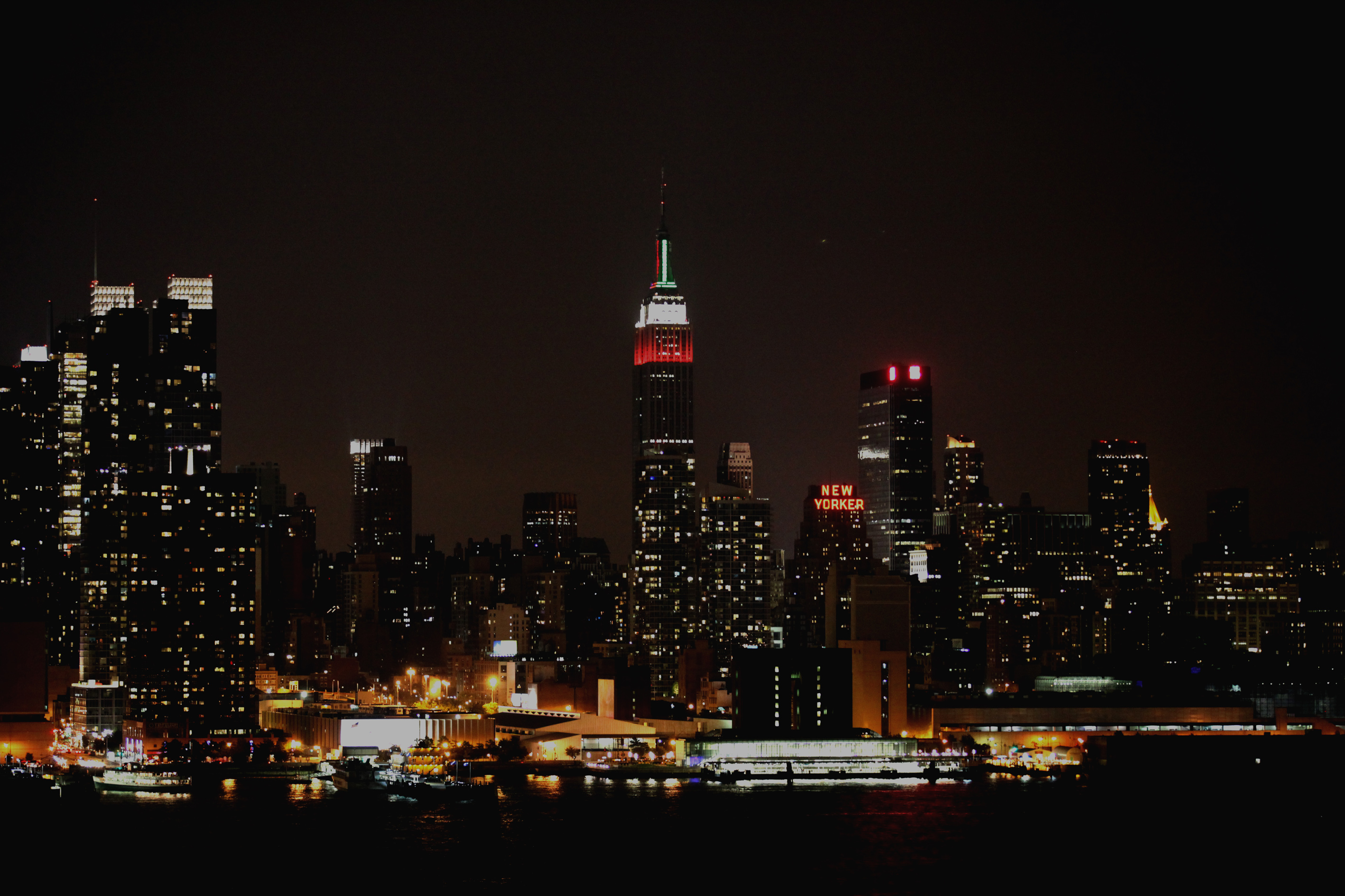 Empire State binası kırmızı beyaza büründü