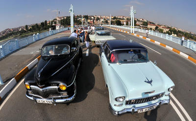 Eski Galata Köprüsünde klasik otomobilli eylem