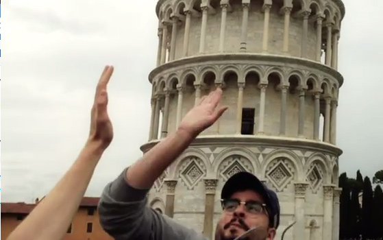 Pisa Kulesini tutmaya çalışan turistler şoke oldu