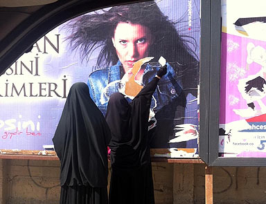 Çarşaflı kadınlar reklam afişini yırttı