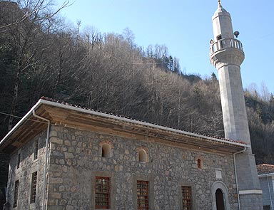 Tarihi caminin minaresi kısaltıldı