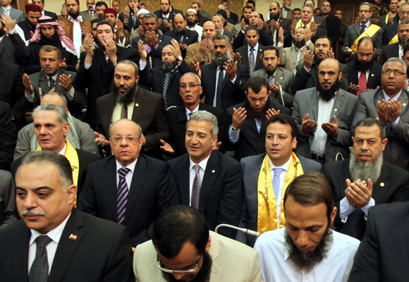 Mısır meclisinin ilk oturumunda yemin krizi