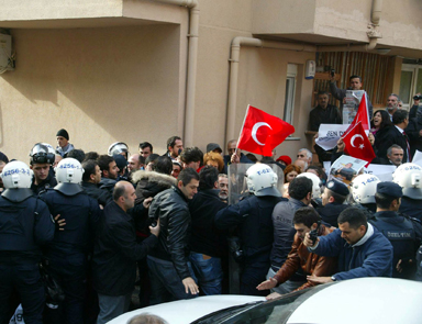 Aydınlık Gazetesinin sahibinin evine polis baskını