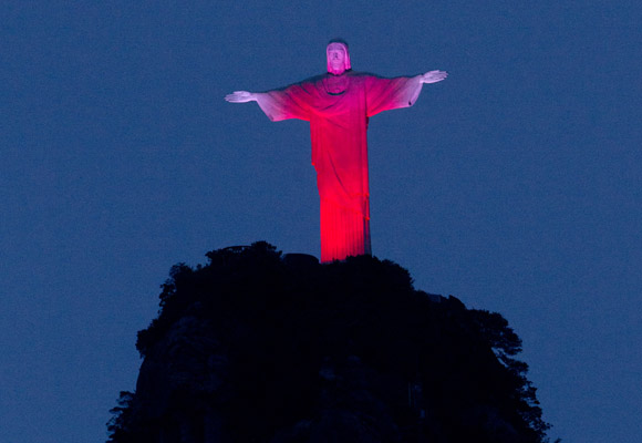 İsa heykeli AIDS günü için ışıklandırıldı