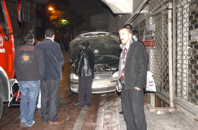 Zeytinburnunda 10 araç yakıldı