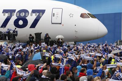 787 Dreamliner resmen uçuyor