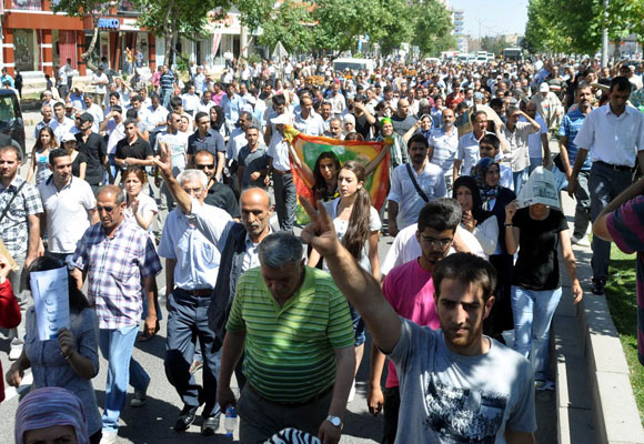 Diyarbakırda Hatip Dicle için 10 bin kişi yürüdü