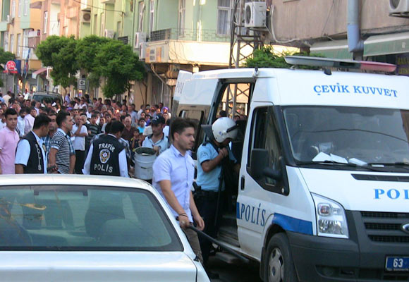 Şanlıurfada sivil polis aracına saldırı