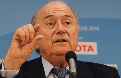 Blatter eşcinsel esprisi için özür diledi