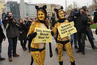 PETA kızlarından Taksimde kürk protestosu