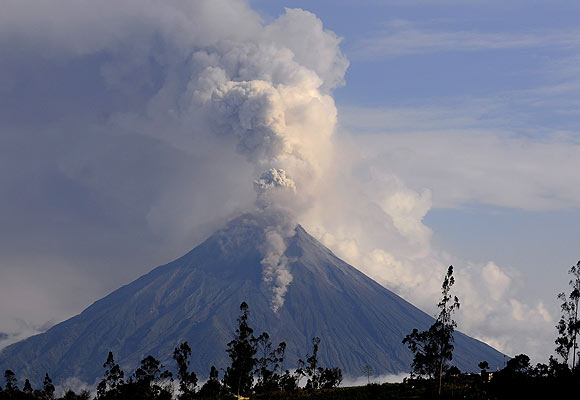 Ekvadordaki ateş boğazı yanardağı faaliyete geçti