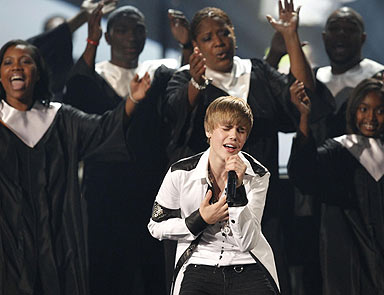 16lık Justin Bieber ödülleri topladı