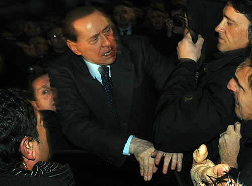 Berlusconiye saldırı zirve erteletti