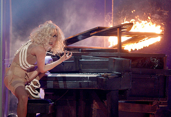 Lady Gaga sahnede yine çıldırdı