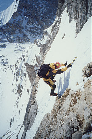 K2 dağının dev çığları arasında bir Türk dağcı