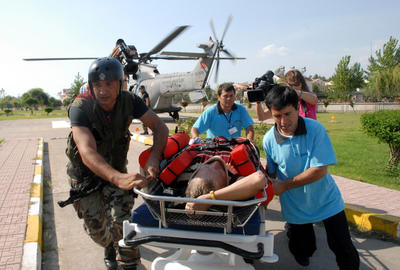 Fethiyede paraşütle düşen turist kurtarıldı
