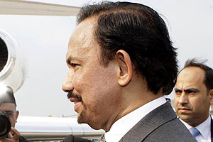 Brunei Sultanı saçını 37 bin liraya kestirdi