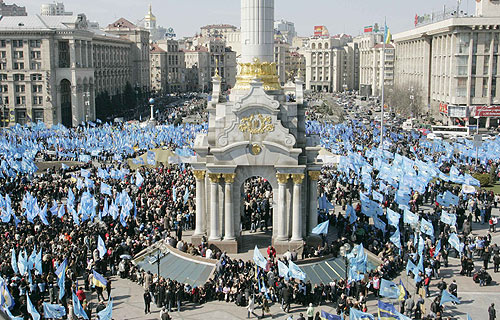 Ukraynada 20 bin kişiden hükümete protesto