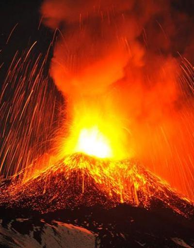 Volkan bilimci volkanın içine düştü