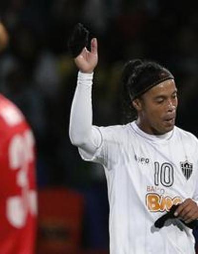 Beşiktaş Ronaldinhoyu kandırmaya çalışıyor