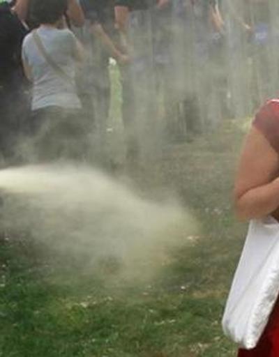 Kırmızılı Kadına gaz sıkan polis için meslekten men ve hapis