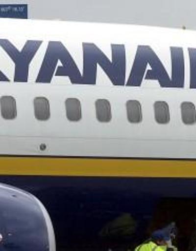 Yolcular rötar rekoru kıran Ryanair uçağını yağmaladı