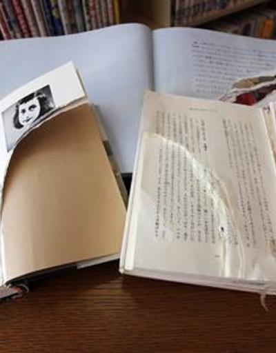 Anne Frankın Günlüğü kitaplarını parçalıyorlar