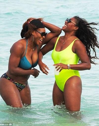 Serena Williams bu kez plajda ve bikinili