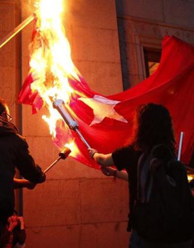 Erivanda göstericiler Türk bayrağı yaktı
