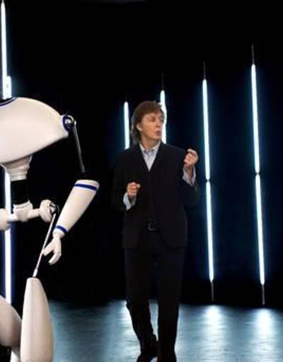 Paul McCartney robotla çaldı, söyledi