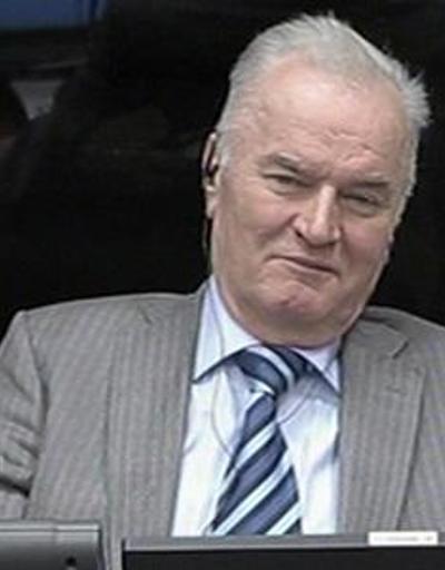 Srebrenica katliamıyla suçlanan Mladiçin davası başladı