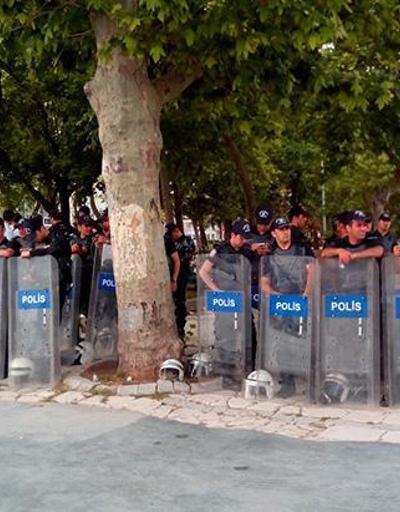 Geziye özel sırt çantalı ve coplu sivil polisler