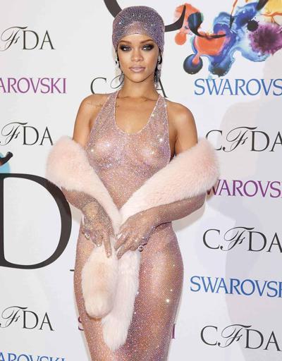 Rihanna transparan elbisesiyle göz doldurdu
