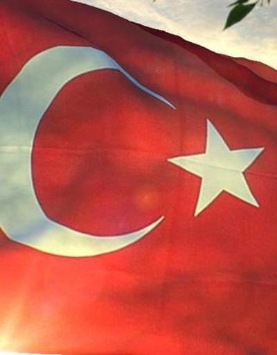 İlkokuldaki Türk bayrağı indirilip yakıldı