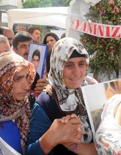 Kurtulan o kız Diyarbakırdaki anneleri ziyaret etti