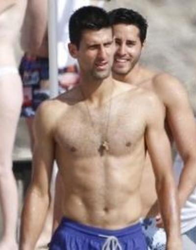 Novak Djokovic olay yarattı Şişme kadınla...