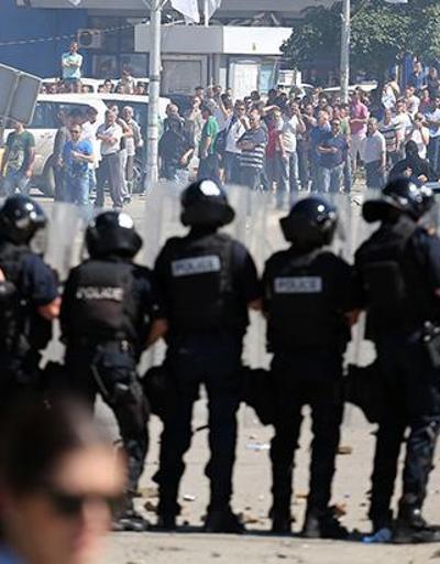 Kosovada öfkeli Arnavutlar polisle çatıştı