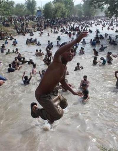 Pakistanlılar su kanalında serinliyor
