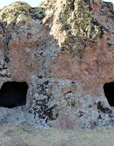 Tuncelide 4 bin yıllık kaya mezarları bulundu