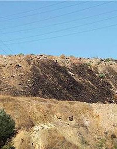 Gaziemirdeki zehir atıklar toprağı siyaha boyadı