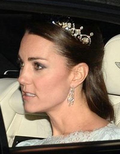 Kate Middleton pırlanta tacıyla büyüledi