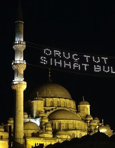 İstanbulda mahyalar camileri aydınlattı