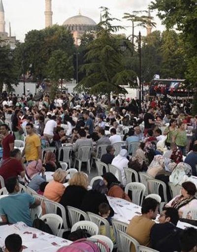İstanbulda ilk iftar Sultanahmet Meydanında
