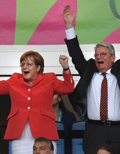 Merkel Almanya - Hollanda maçında tribünde olacak